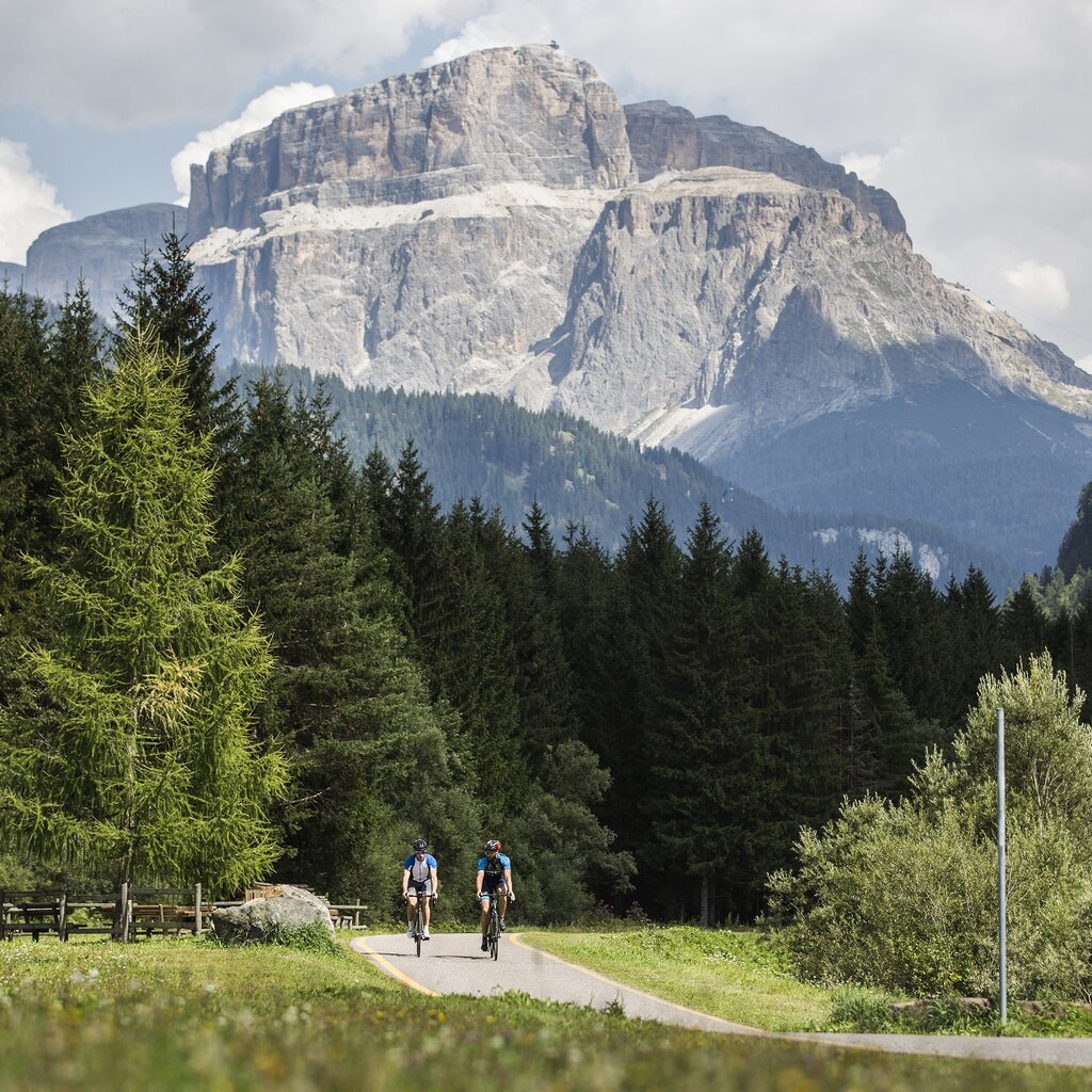 Persone che pedalano sulla ciclabile delle Dolomiti in Val di Fassa | © Federico Modica  - Archivio Immagini ApT Val di Fassa