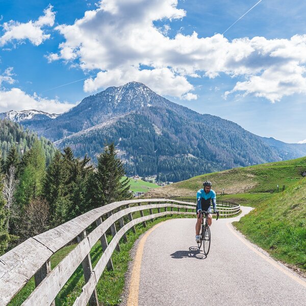 Ciclista lungo la pista ciclabile delle Dolomiti a Soraga | © Patricia Ramirez - Archivio Immagini ApT Val di Fassa