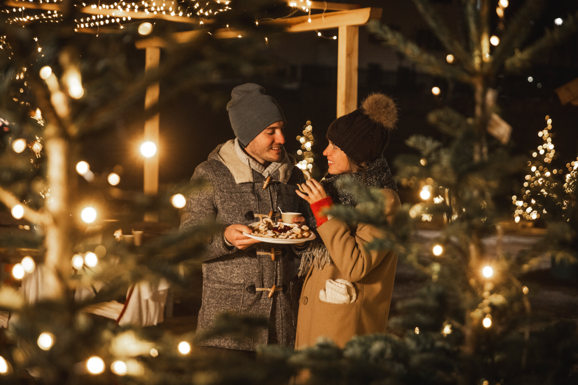 Coppia assaggia i dolci tipici della Val di Fassa nei mercatini di Natale | © Federico Modica - Archivio Immagini ApT Val di Fassa