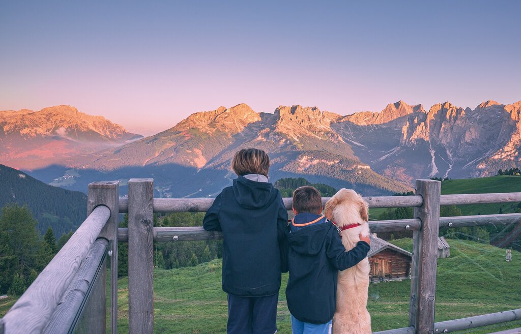 Bambini che guardano l'Enrosadira al Buffaure in Val di Fassa