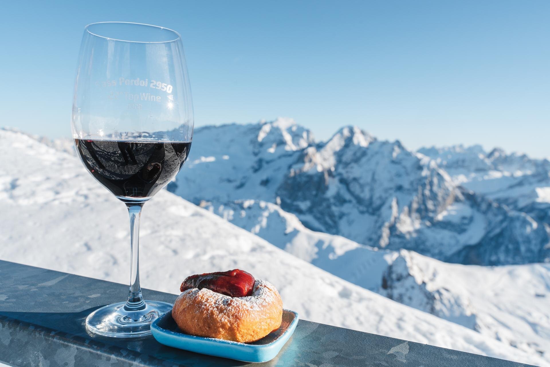Aperitivo in quota al Sass Pordoi in Val di Fassa con vista Marmolada | © Archivio Immagini ApT Val di Fassa - Patricia Ramirez