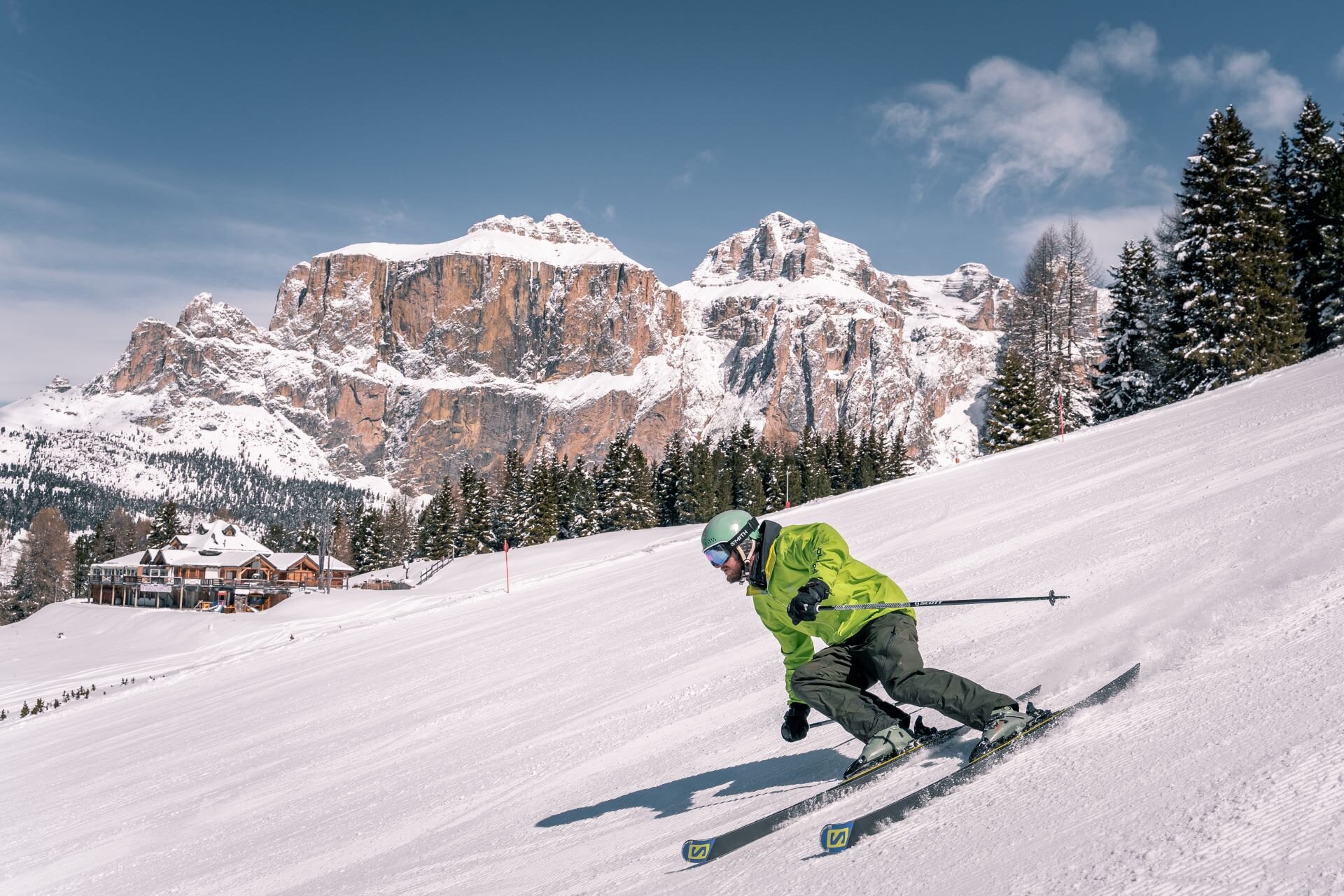 Sciatore sulle piste della Val di Fassa con vista sul Pordoi | © Patricia Ramirez - Archivio Immagini ApT Val di Fassa