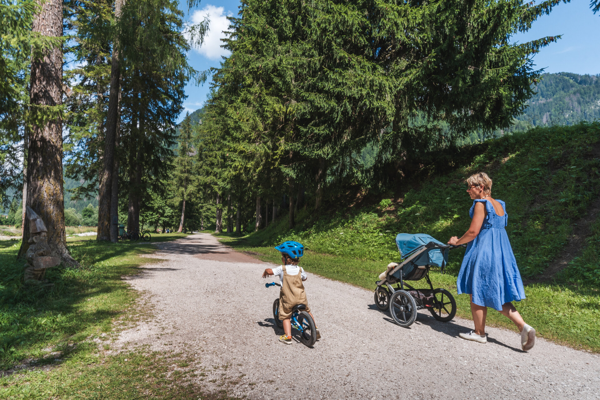 Mamma e bambino con passeggino e bicicletta sulla pista ciclabile | © Patricia Ramirez - Archivio Immagini ApT Val di Fassa