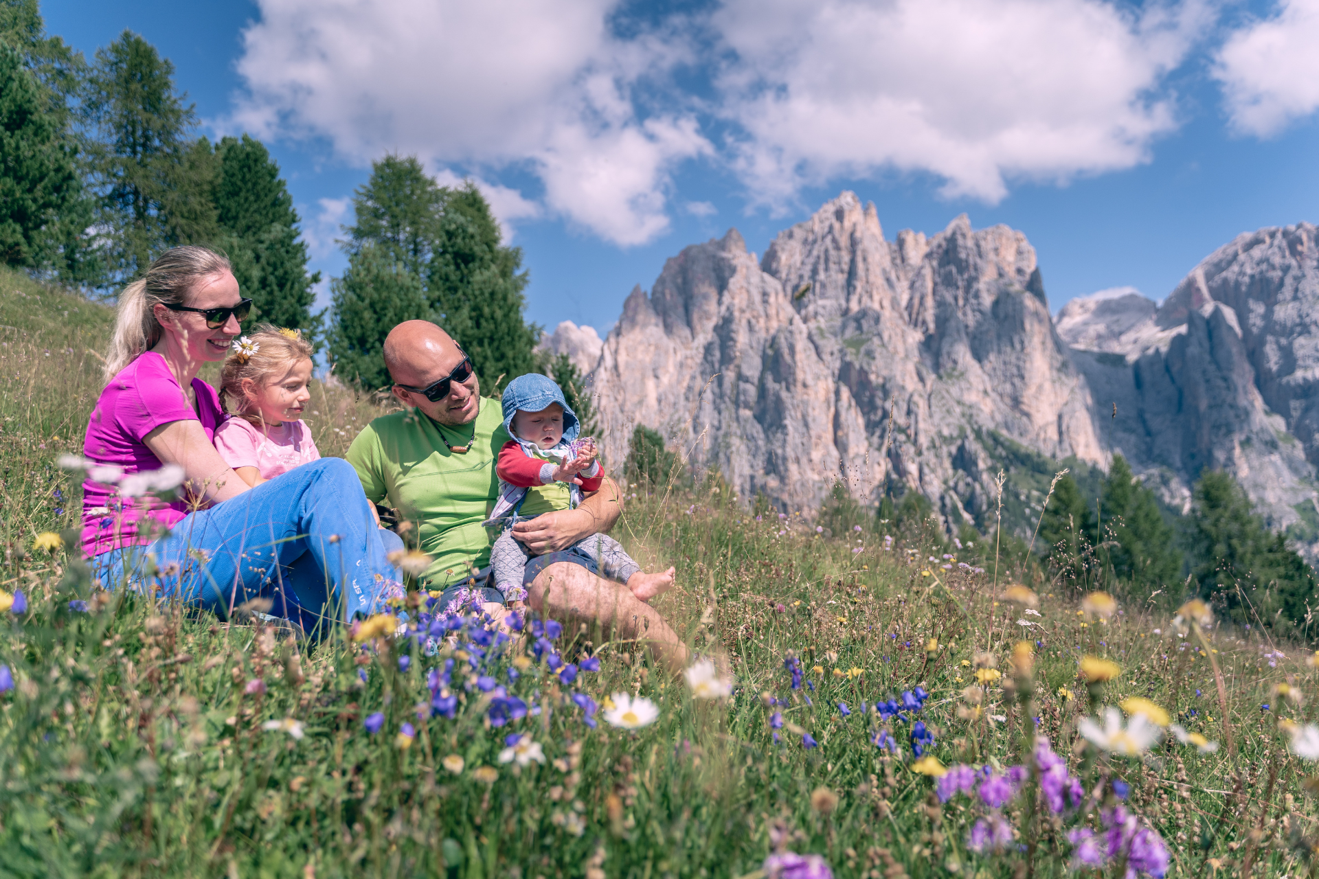 Famiglia tra i fiori al Ciampedie | © Patricia Ramirez - Archivio Immagini ApT Val di Fassa
