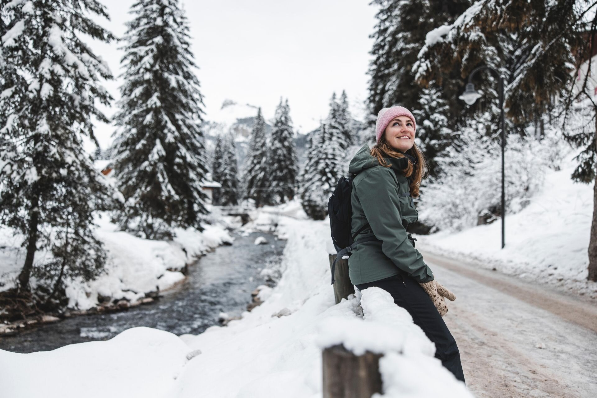 Ragazza ammira il paesaggio innevato lungo la ciclabile di Fassa | © Archivio immagini ApT Val di Fassa - Federico Modica