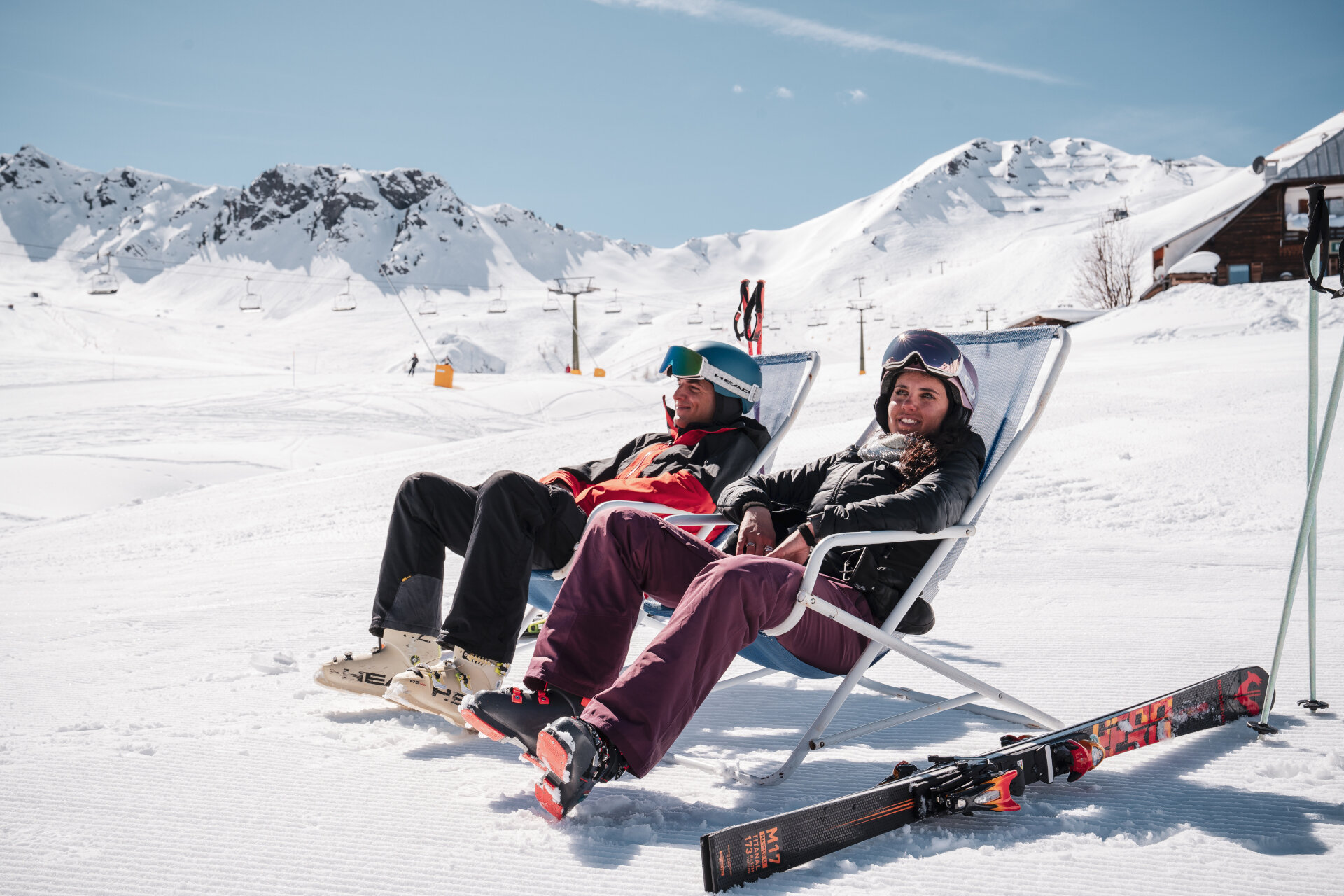 Coppia di sciatori si riposano su sdraio nella skiarea Ciampac | © Mattia Rizzi - Archivio Immagini ApT Val di Fassa